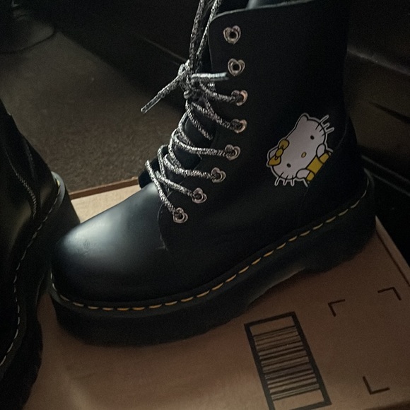 JADON WOMEN'S HELLO KITTY PLATFORM BOOTS - Picture 9 of 12